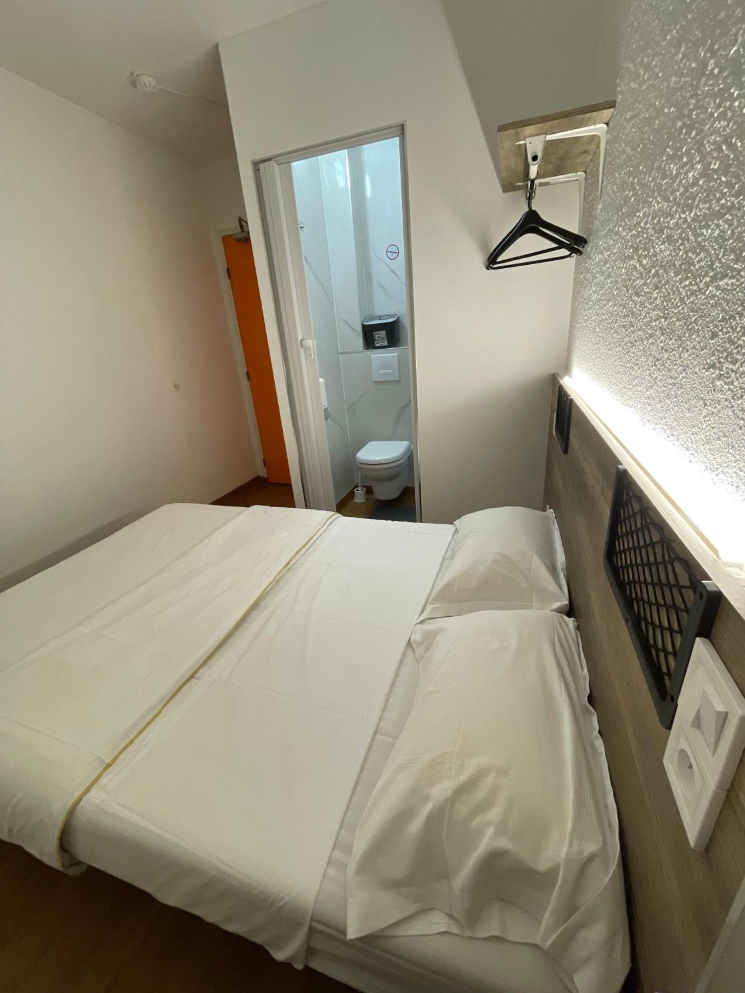 Hotel Thania Frontignan ภายนอก รูปภาพ