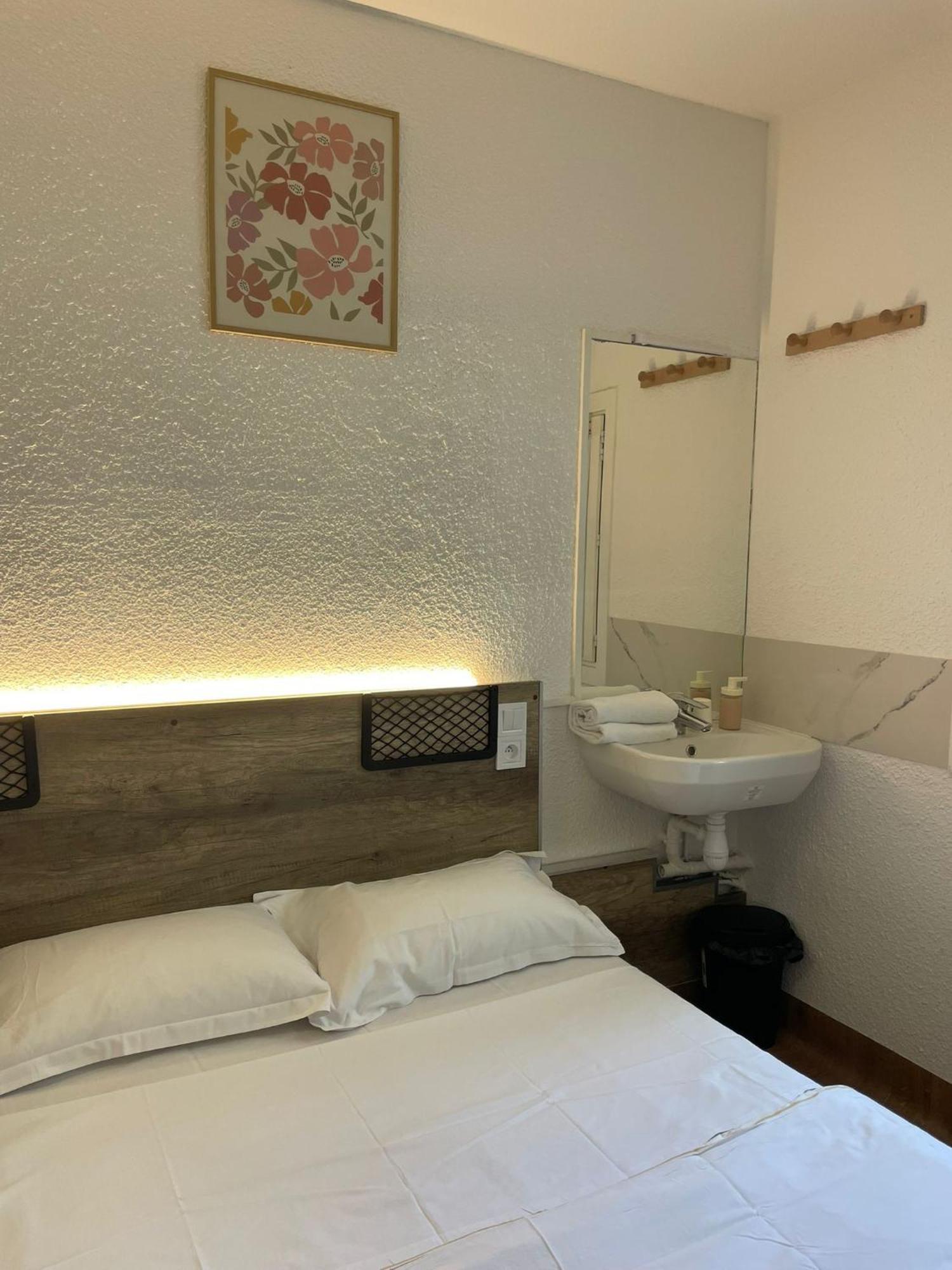 Hotel Thania Frontignan ภายนอก รูปภาพ